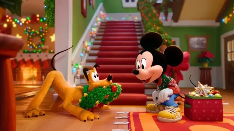 Mickey Mouse e Pluto decoram a casa para o Natal em cena animada com guirlandas e luzes coloridas