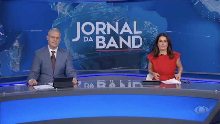 Apresentadores Eduardo Oinegue e Adriana Araújo durante edição ao vivo do Jornal da Band no estúdio da emissora.