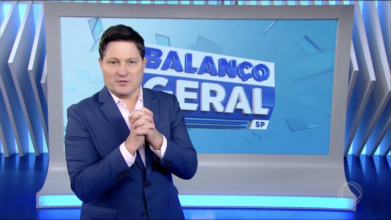Eleandro Passaia com mãos entrelaçadas no estúdio do Balanço Geral SP durante apresentação do telejornal da Record