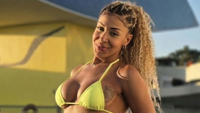 Emelly Souza posa de biquíni amarelo com cabelos trançados e cacheados em área externa iluminada pelo sol
