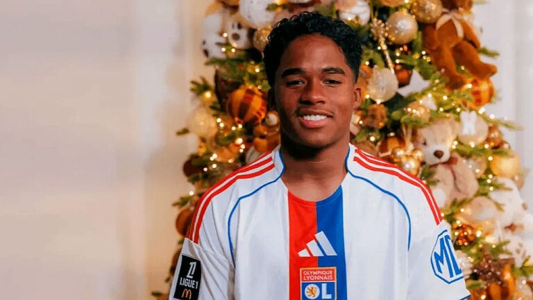 Endrick sorri com camisa do Olympique Lyonnais diante de árvore de Natal iluminada em foto promocional do clube
