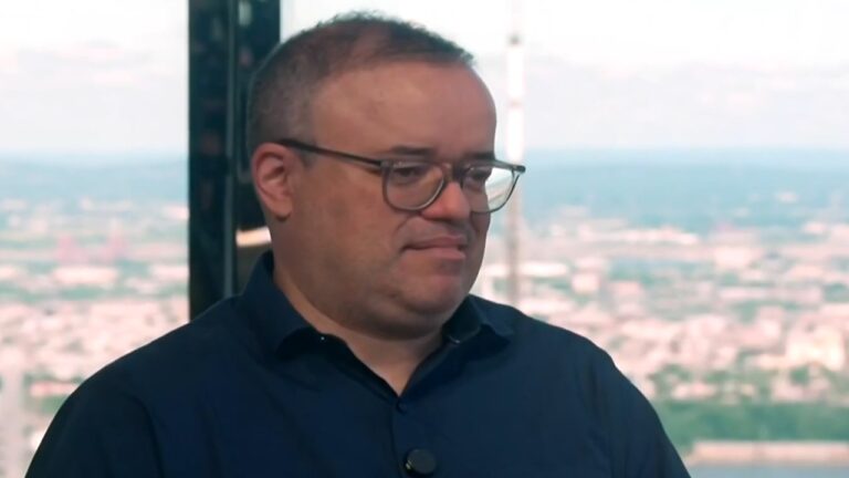 Everaldo Marques participa do Mais Você durante entrevista em estúdio com vista da cidade ao fundo