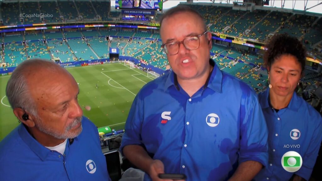 Everaldo Marques, suado, posa ao lado da equipe de transmissão da Globo em Escócia x Brasil