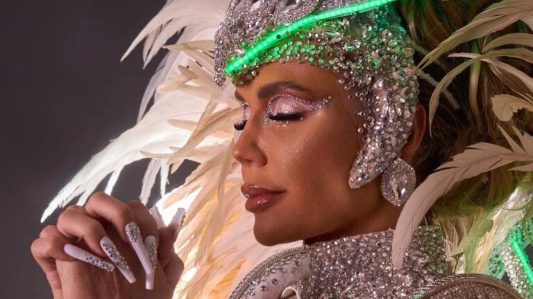 Francine Carvalho com fantasia adornada por cristais e plumas durante desfile de carnaval em ensaio fotográfico promocional