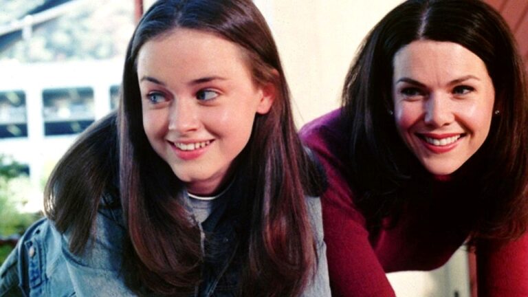 Rory Gilmore (Alexis Bledel) e Lorelai Gilmore (Lauren Graham) sorriem em cena da série Gilmore Girls