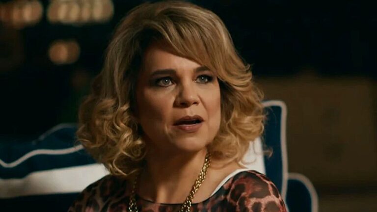 Isabel Teixeira com expressão surpresa durante conversa em cena da novela