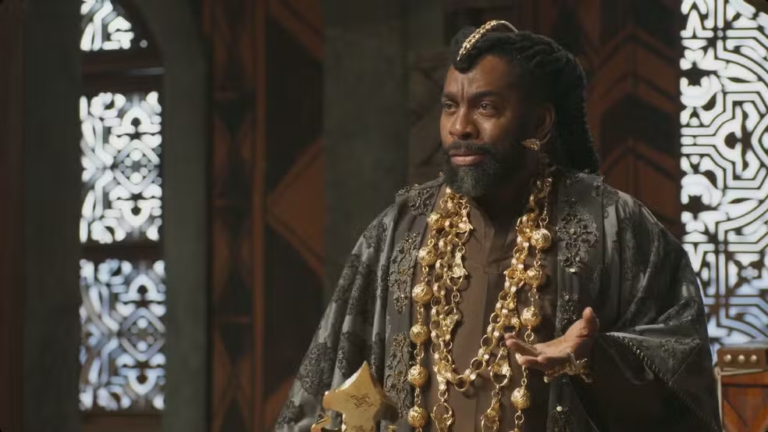 Jendal é avisado por Mr Campbell que o corpo do jornalista foi encontrado em cargueiro em A Nobreza do Amor