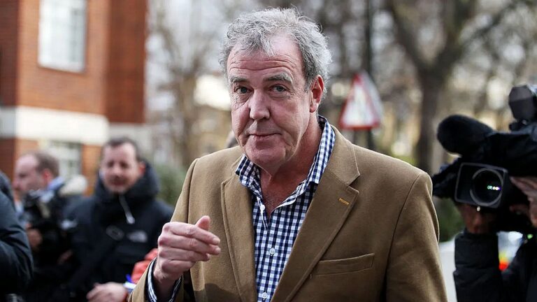 Jeremy Clarkson fala com jornalistas ao chegar a evento cercado por câmeras e equipes de reportagem ao ar livre