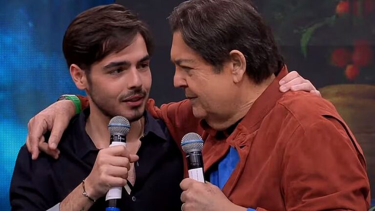 João Silva e Faustão conversam com microfones durante participação em programa de televisão da Band