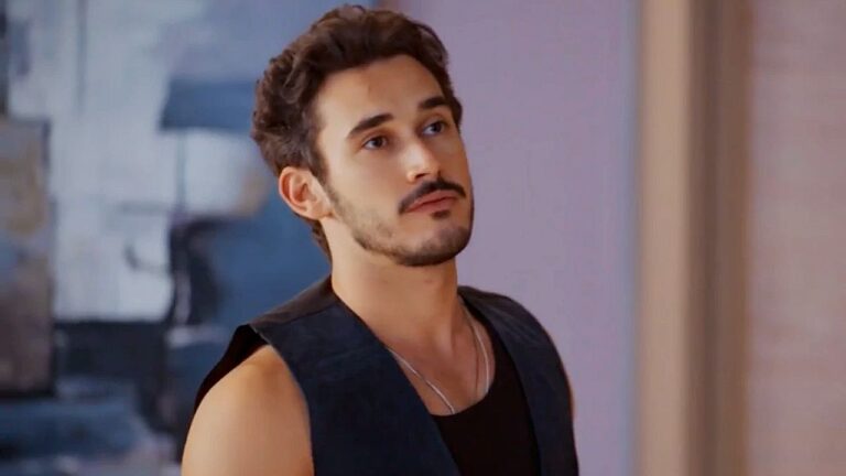 Filipe Bragança com colete preto e expressão séria em cena de novela ambientada em apartamento moderno