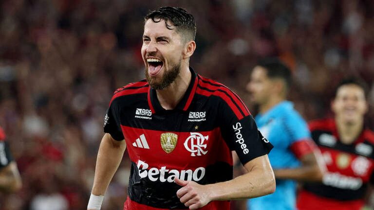 Jorginho comemora gol pelo Flamengo com grito de celebração durante partida no Maracanã