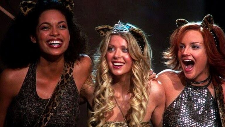 Rosario Dawson, Rachael Leigh Cook e Tara Reid fantasiadas de gatinhas em cena do filme Josie e as Gatinhas