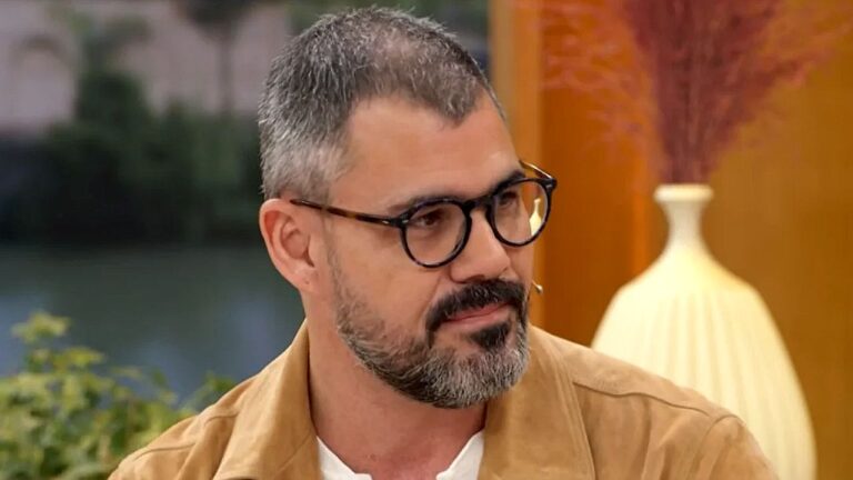 Juliano Cazarré usa óculos durante entrevista em programa matinal de televisão com ponto eletrônico no rosto