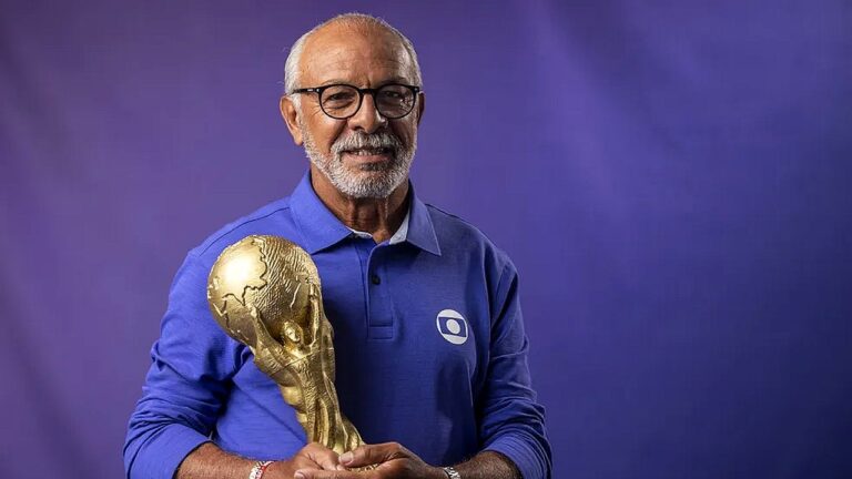 Júnior segura réplica da taça da Copa do Mundo em foto promocional da cobertura esportiva da Globo