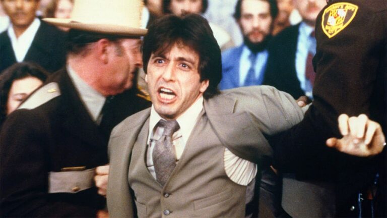 Al Pacino é contido por policiais durante julgamento em cena do filme Justiça para Todos