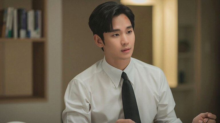 Kim Soo-hyun de camisa branca e gravata preta em cena de drama sul-coreano ambientada em escritório residencial