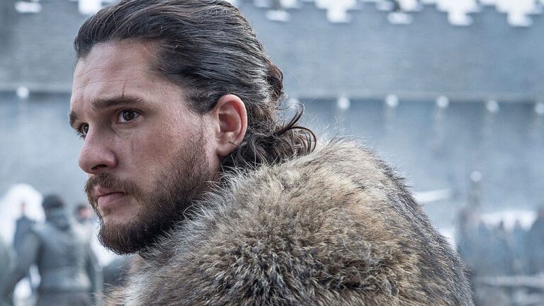 Jon Snow com capa de pele observa campo de batalha em cena da série Game of Thrones