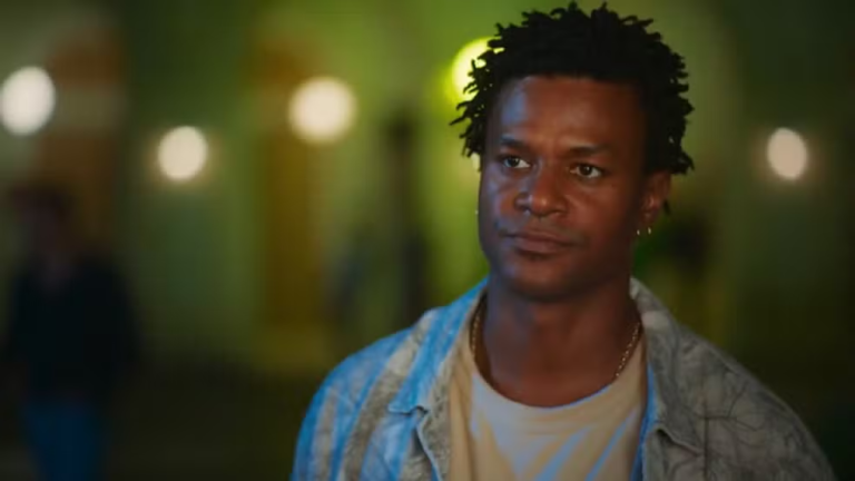 Leandro fica confuso em relação aos seus sentimentos por Eduarda em Coração Acelerado