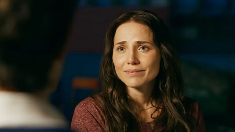 Leticia Colin com expressão emocionada durante conversa em cena noturna de novela brasileira
