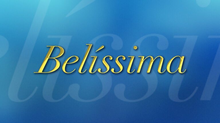 Belíssima em tipografia dourada centralizado sobre fundo azul com letras desfocadas ao fundo