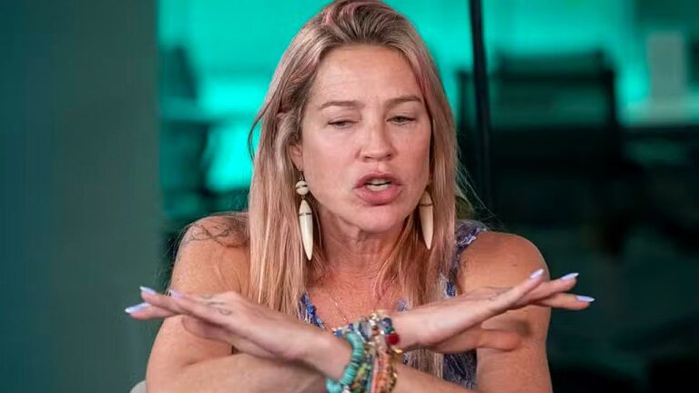 Luana Piovani gesticula durante entrevista ao comentar polêmicas e experiências pessoais em programa de TV ou podcast