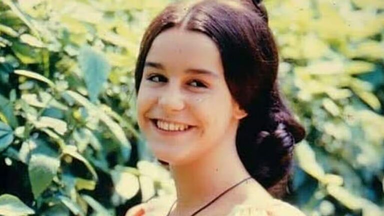 Lucélia Santos sorrindo em meio à vegetação em cena da novela Escrava Isaura exibida pela TV Globo