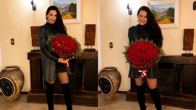 Luiza Ambiel em montagem com duas poses segurando buquê de rosas vermelhas em sala com lareira usando vestido preto e casaco de couro