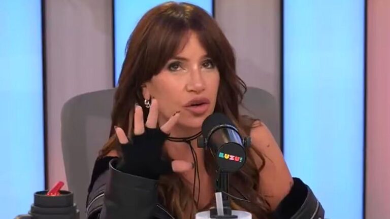 Apresentadora participa de entrevista na Luzu TV falando ao microfone durante programa em estúdio
