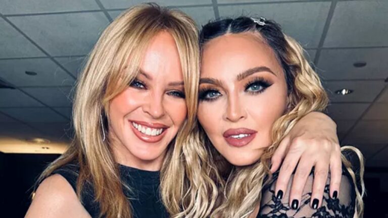 Madonna e Kylie Minogue abraçadas nos bastidores de evento com sorrisos para a câmera