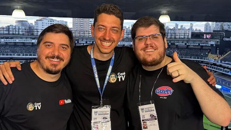 Marcelo Hazan posa com integrantes da Cazé TV em estádio durante cobertura esportiva de partida de futebol