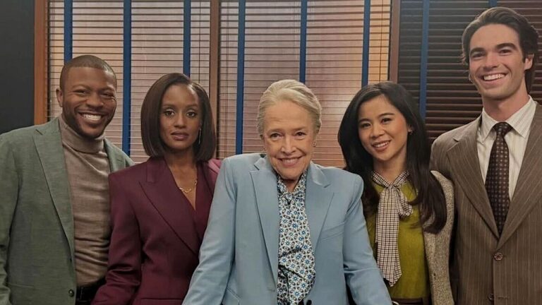 Elenco da série Matlock posa ao lado de Kathy Bates em imagem promocional ambientada em escritório jurídico