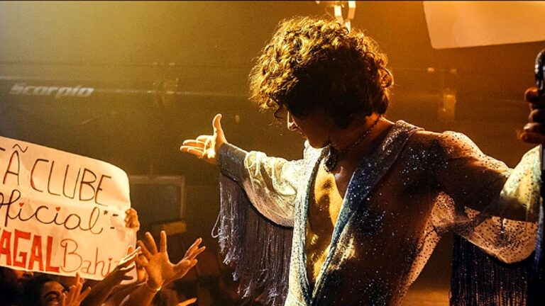 Ator abre os braços diante do público em show retratado no filme Meu Sangue Ferve por Você