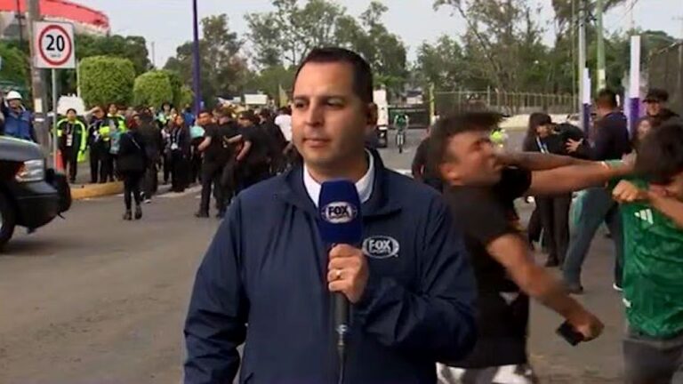 Repórter da Fox Sports faz entrada ao vivo enquanto torcedores brigam ao fundo na área externa de estádio de futebol