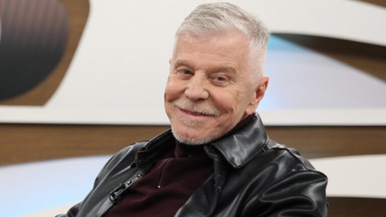 Miguel Falabella de jaqueta preta sorri durante entrevista no programa Roda Viva em estúdio de TV