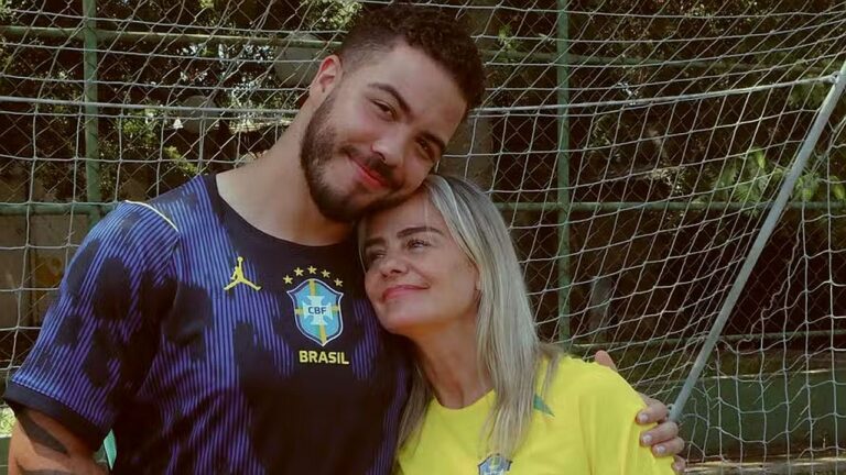 Milene Domingues abraça filho em campo de futebol usando camisas da Seleção Brasileira diante da trave de gol