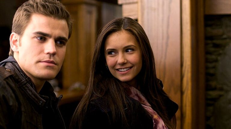 Stefan Salvatore (Paul Wesley) e Elena Gilbert (Nina Dobrev) em cena da série The Vampire Diaries