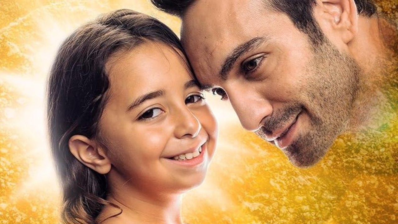 Öykü (Beren Gökyıldız) sorri ao lado de Demir (Buğra Gülsoy) com rostos encostados em arte promocional de Minha Menina