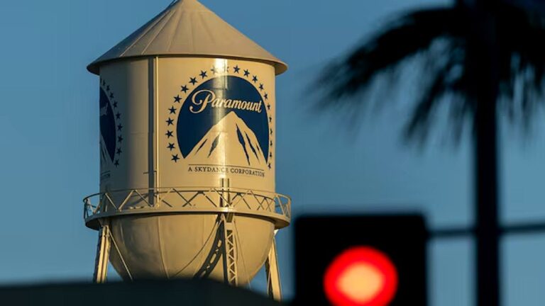 Torre d’água com logotipo da Paramount em estúdio de cinema durante pôr do sol em Hollywood