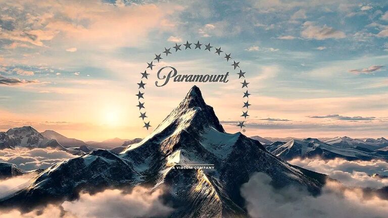 Logotipo da Paramount com montanha cercada por estrelas sobre paisagem de montanhas nevadas ao amanhecer