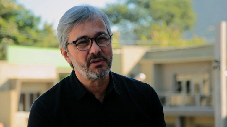Paulo Silvestrini durante entrevista ao ar livre em reportagem