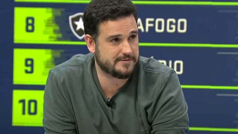 Raphael Rezende comenta classificação do Brasileirão em programa esportivo com tabela de clubes ao fundo