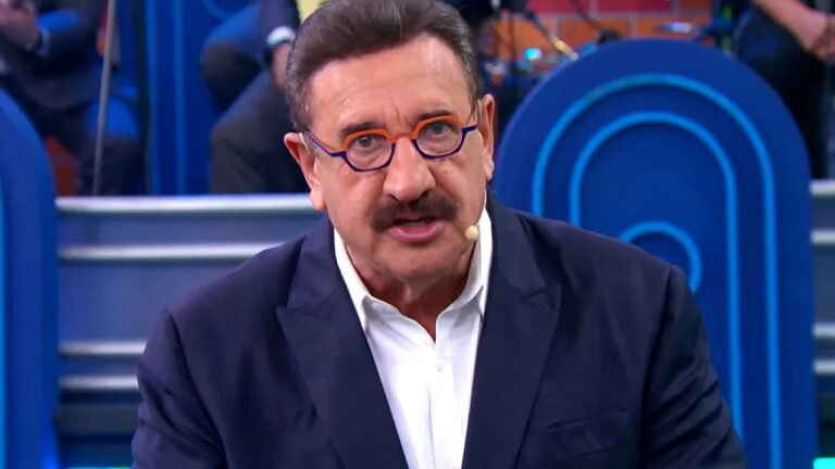 Ratinho fala durante gravação de seu programa no SBT usando óculos coloridos e microfone de cabeça