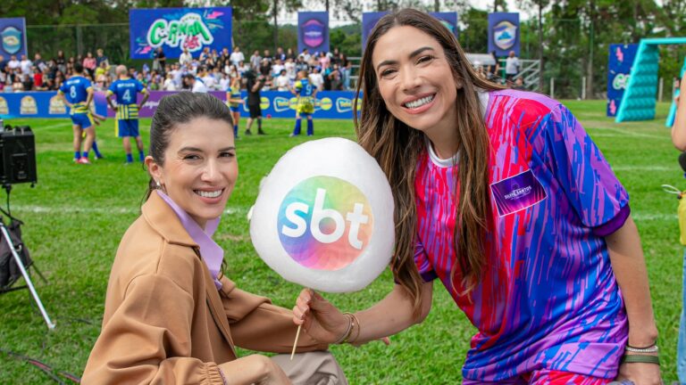 Rebeca Abravanel e Patricia Abravanel posam durante gravação do Programa Silvio Santos no quadro Copinha SBT, disputado ao ar livre