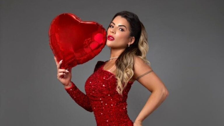 Rosana Ferreira posa com vestido vermelho e balão em formato de coração em ensaio fotográfico promocional