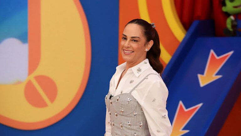 Silvia Abravanel sorri durante gravação de programa infantil em cenário colorido do SBT