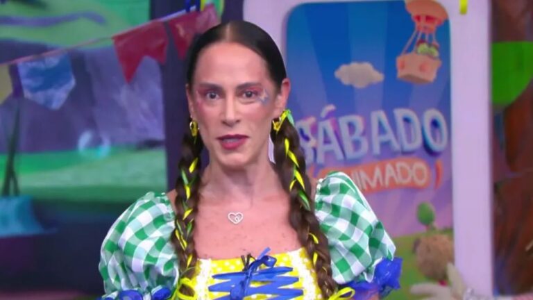 Silvia Abravanel caracterizada para festa junina durante apresentação do Sábado Animado no SBT