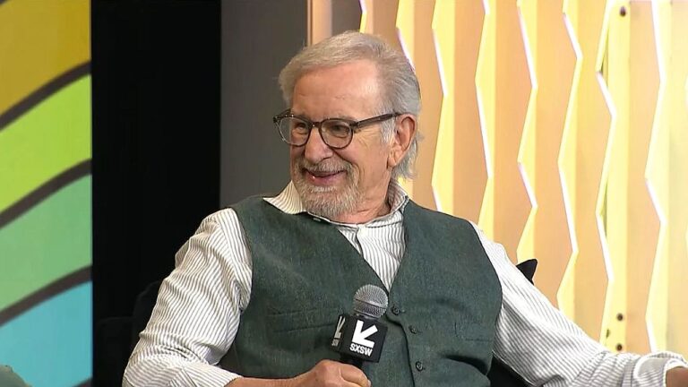 Steven Spielberg segura microfone durante painel da SXSW enquanto participa de entrevista em evento de cinema e tecnologia