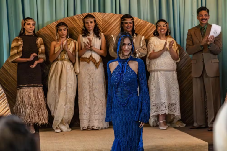 Tem início o desfile do atelier de Lúcia em Barro Preto em A Nobreza do Amor
