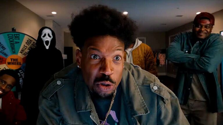 Personagem mascarado de Ghostface aparece atrás de grupo em chamada de vídeo em cena do filme Todo Mundo em Pânico