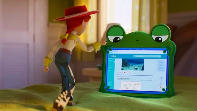Jessie interage com tablet em formato de sapo em cena da animação Toy Story mostrando uma página na internet